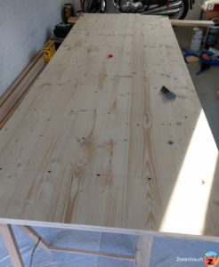 Holzwand mit gebohrten Löchern