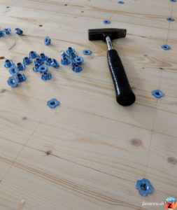 Rückseite der Boulderwand mit Schlagmuttern