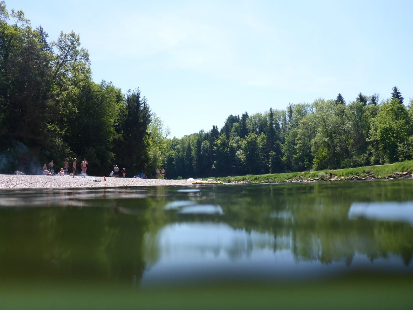 Grossansturm neben dem Wasser