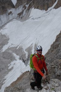 Toby im Klettersteig auf der Normalroute