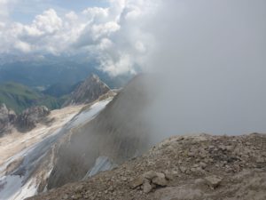 Auf dem Gipfel kommen die Wolken