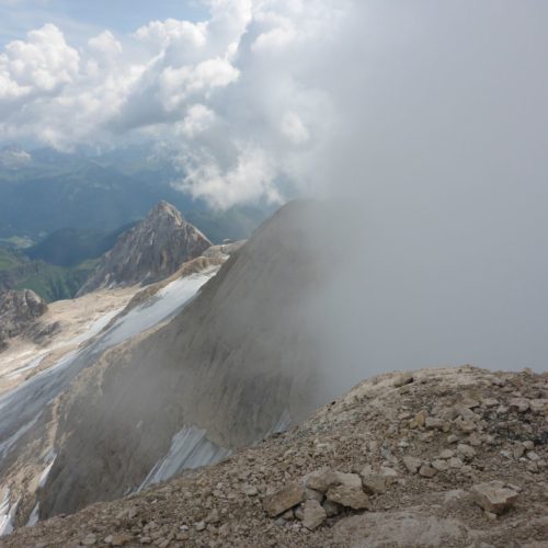 Auf dem Gipfel kommen die Wolken