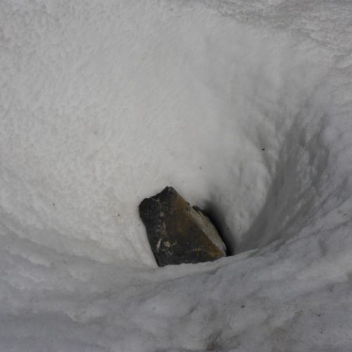 Wärmewirkung Stein auf Schnee