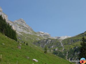 Fürberg und in der Mitte die Glärnischhütte