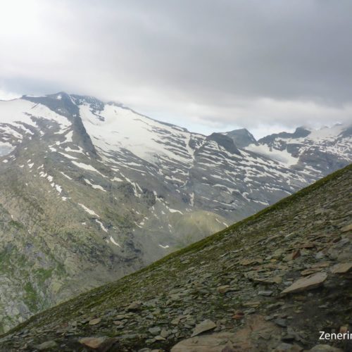 Wolkenverhangenes Zapporttal
