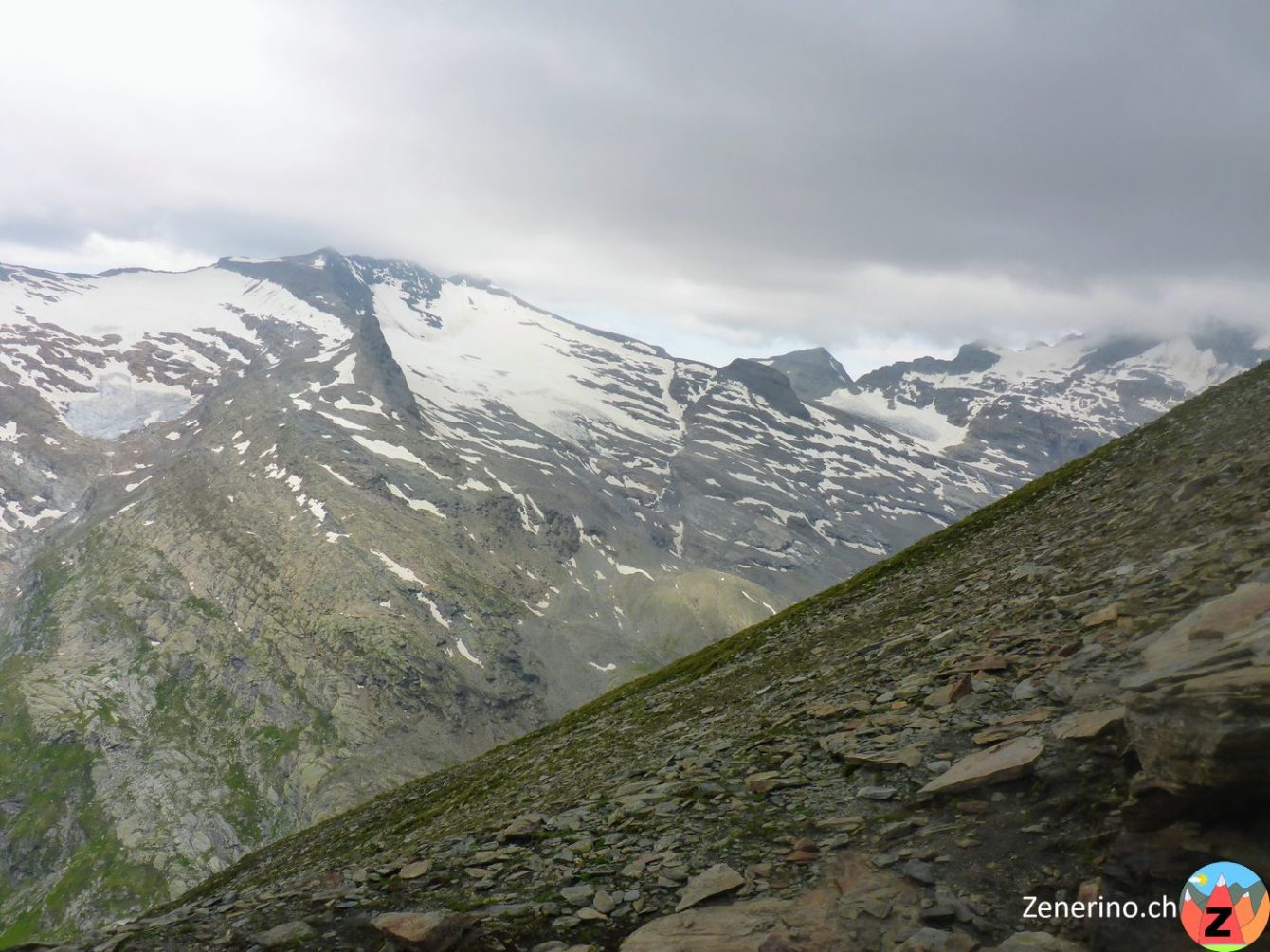 Wolkenverhangenes Zapporttal