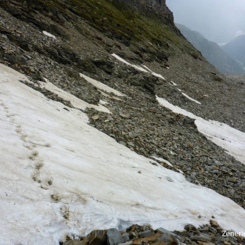 Abstieg über Schneefelder