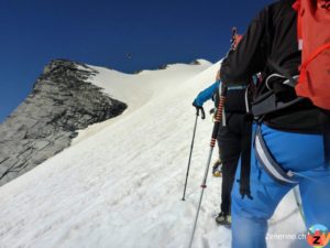 Aufstieg über Gletscherschneefeld