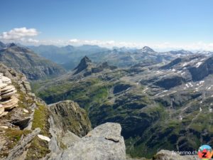 Ausblick Richtung Vals mit Zervreilahorn und Fanellhorn