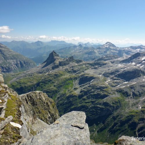 Ausblick Richtung Vals mit Zervreilahorn und Fanellhorn