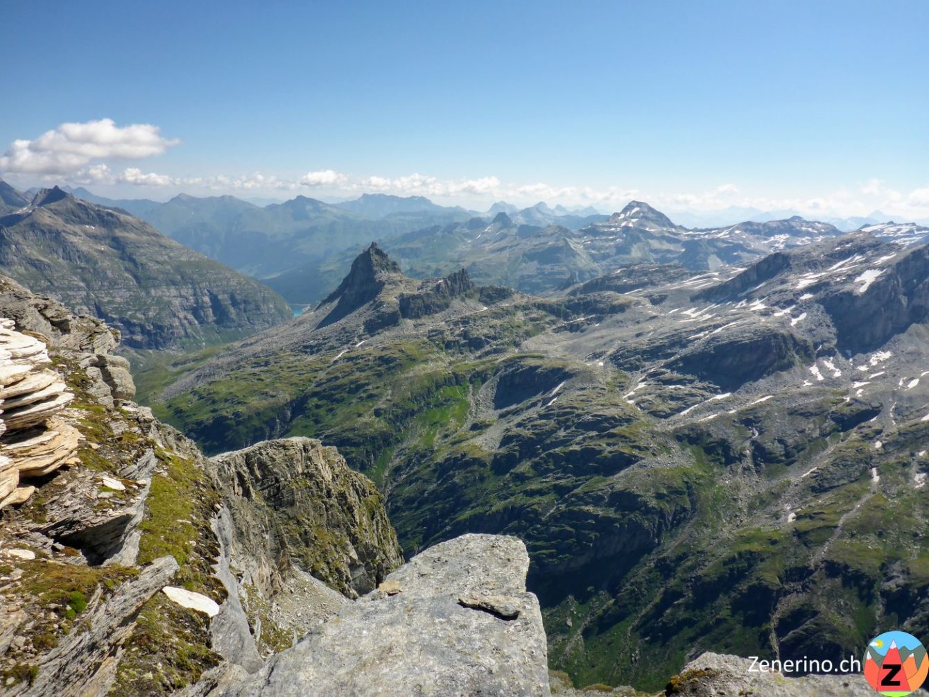Ausblick Richtung Vals mit Zervreilahorn und Fanellhorn