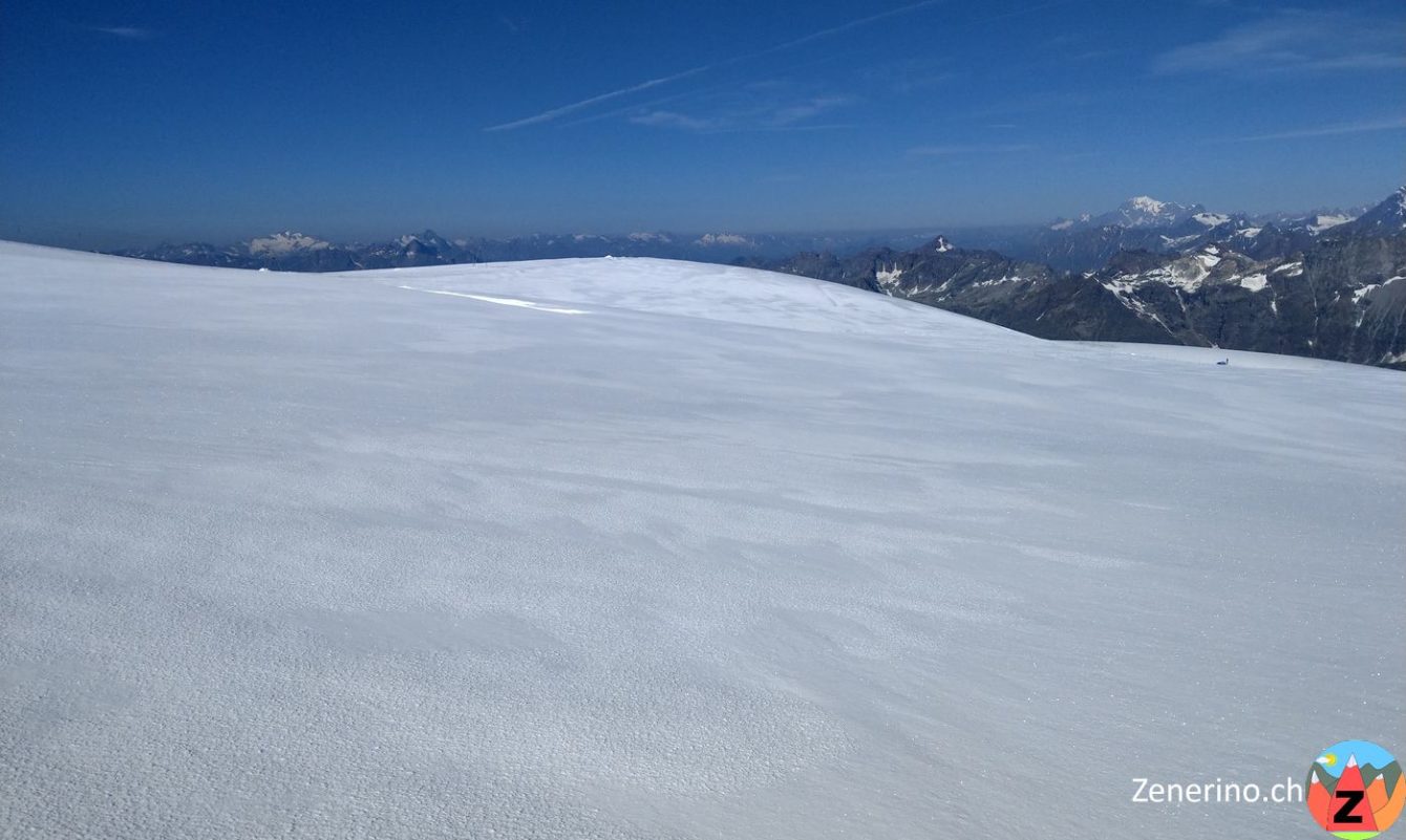 Breithorn Plateau, Grand Paradiso (links) und Mont Blanc (rechts)