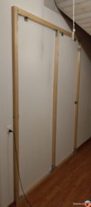 Rahmen an der Wand befestigt