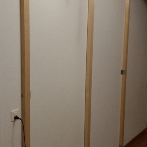 Rahmen an der Wand befestigt