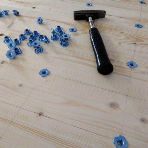 Rückseite der Boulderwand mit Schlagmuttern