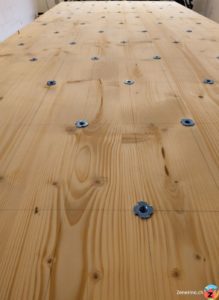 Rückseite der Boulderwand mit Schlagmuttern