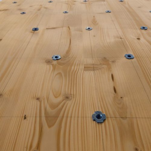 Rückseite der Boulderwand mit Schlagmuttern