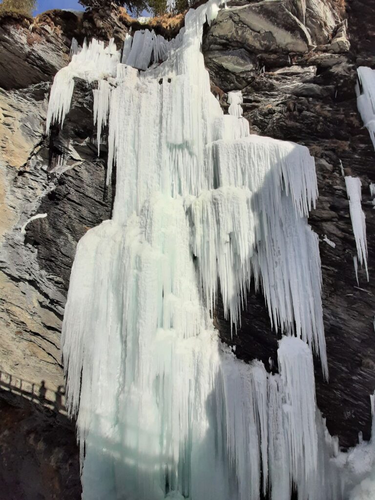 Eindruckliche Eiszapfen am Brückenfall