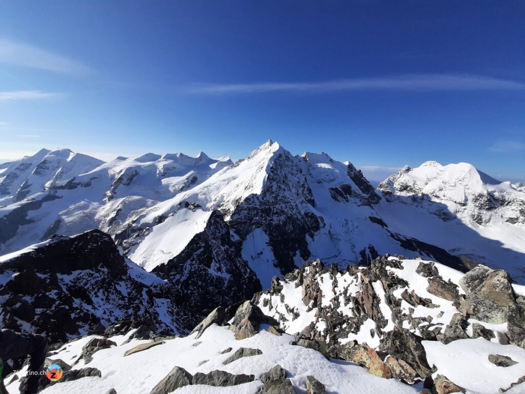Piz Bernina mit Biancograt, flankiert vom Piz Palü und Bellavista links und rechts der Piz Rosegg