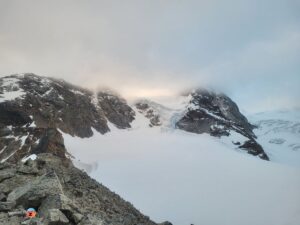 Piz Cambrena und Piz d'Arlas in Wolken gehüllt