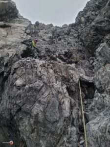 Erste schöne Kletterpassagen am Hintergrat